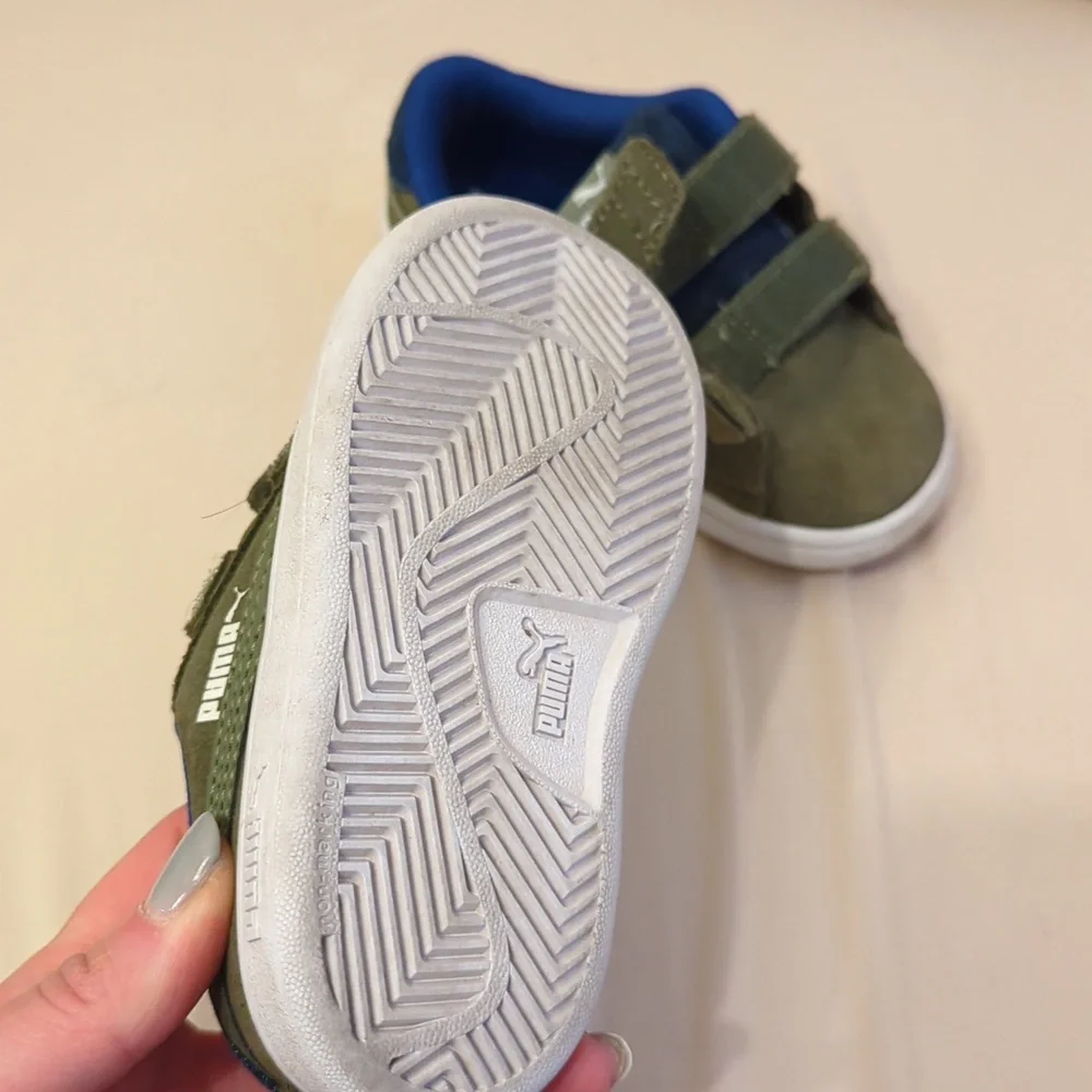 Like NEW Size 6 infant Puma runners - Picture 2 of 4